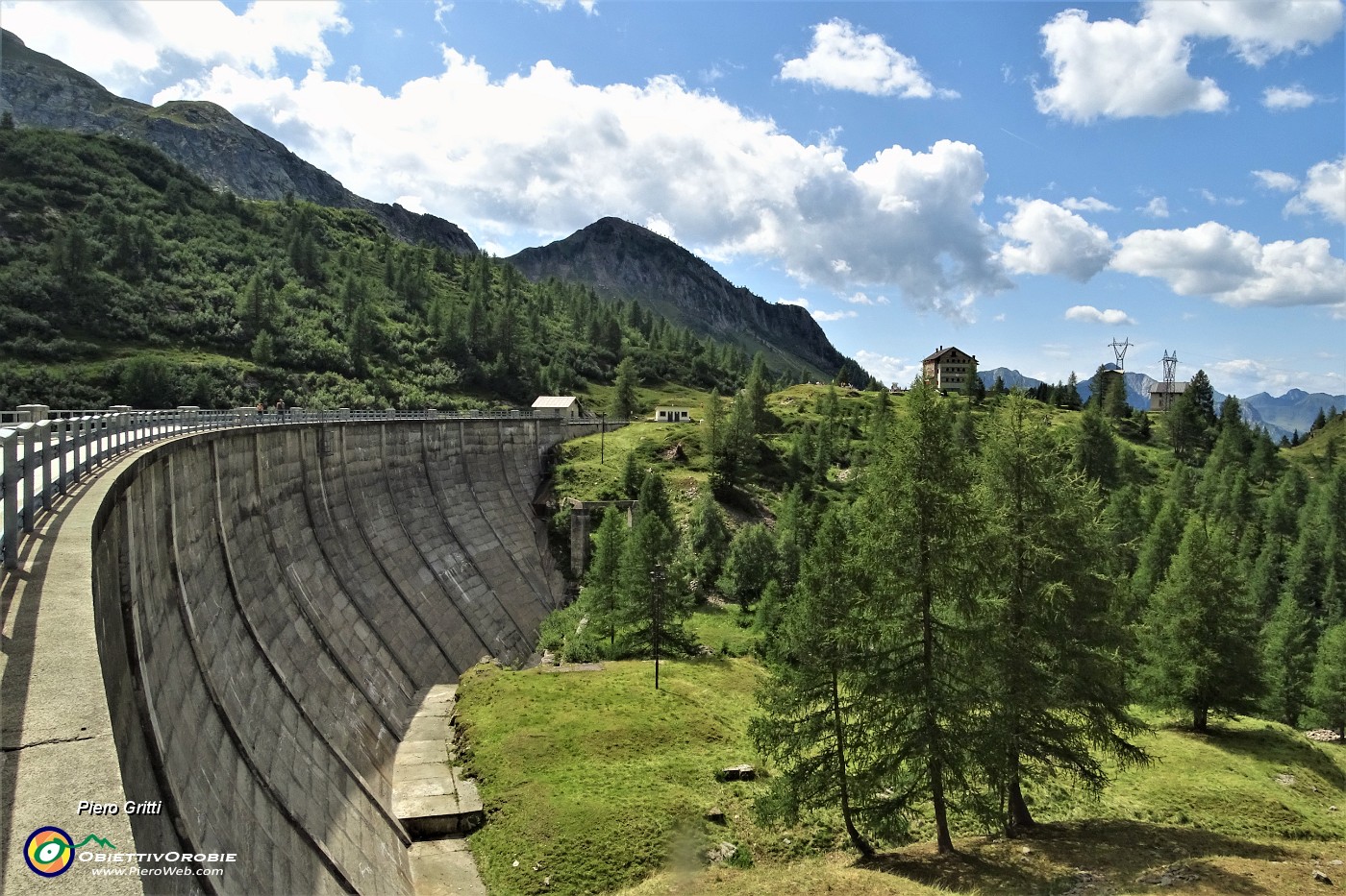 85 Al Rif. Laghi Gemelli mi attendono Paolo e Susi, rientrati dal Monte Passo Aviasco-Lago Colombo.JPG